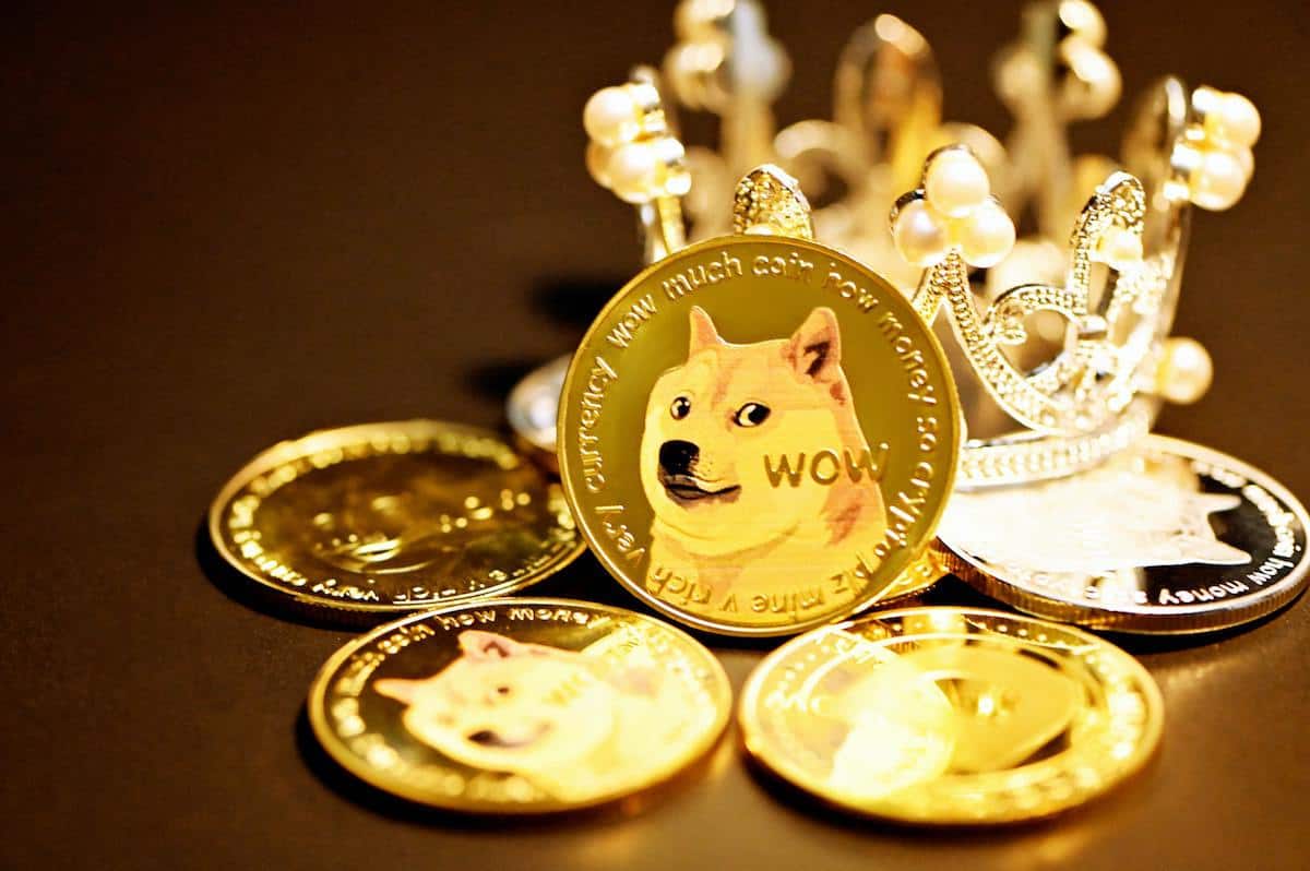 Dogecoin Foundation slaat de handen ineen met Ethereum’s Vitalik Buterin om DOGE-staking te lanceren. Wat betekent dit voor DOGE?